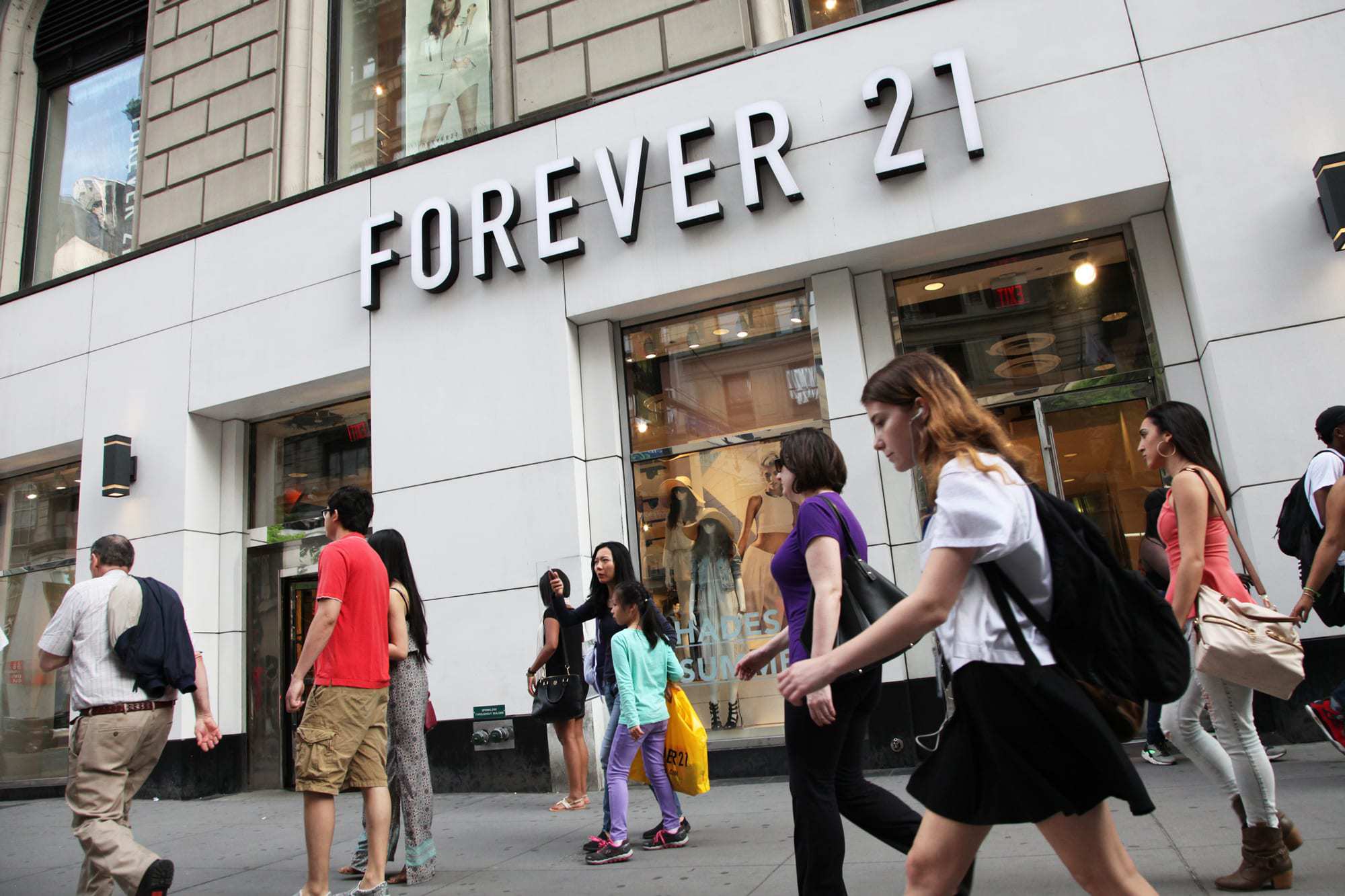 Forever 21 nộp đơn xin bảo hộ phá sản, sự đe dọa từ những cửa hàng trực tuyến