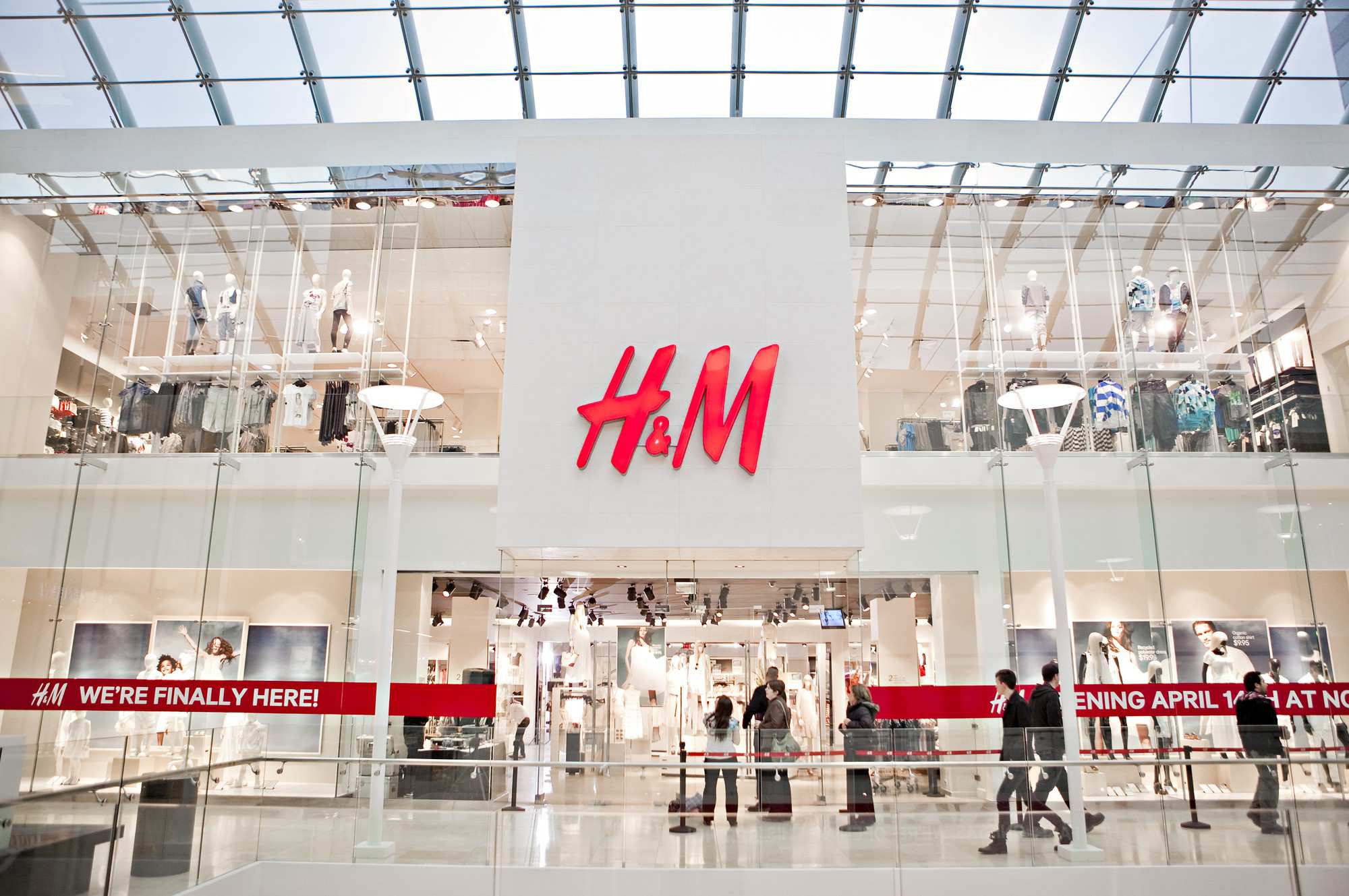 Tăng trưởng chậm chạp, H&M thay đổi chiến lược kinh doanh bằng cách bán sản phẩm khác thương hiệu