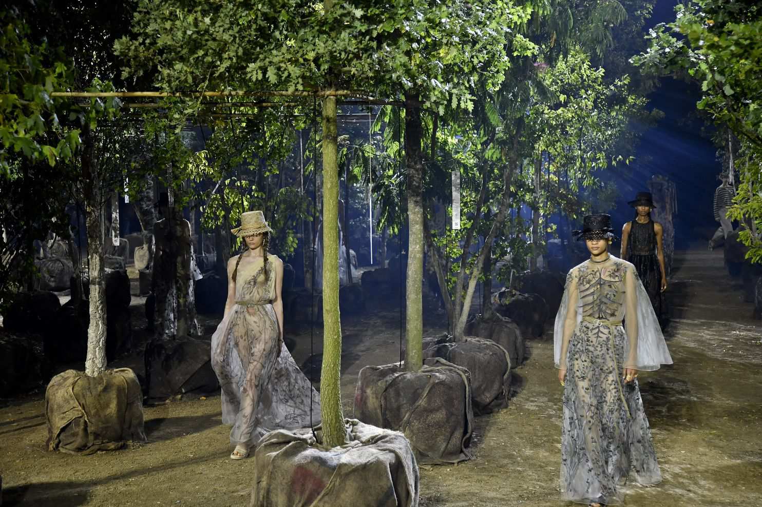 Những thương hiệu nào tại Paris Fashion Week đang được săn đón bởi giới trẻ Trung Quốc?