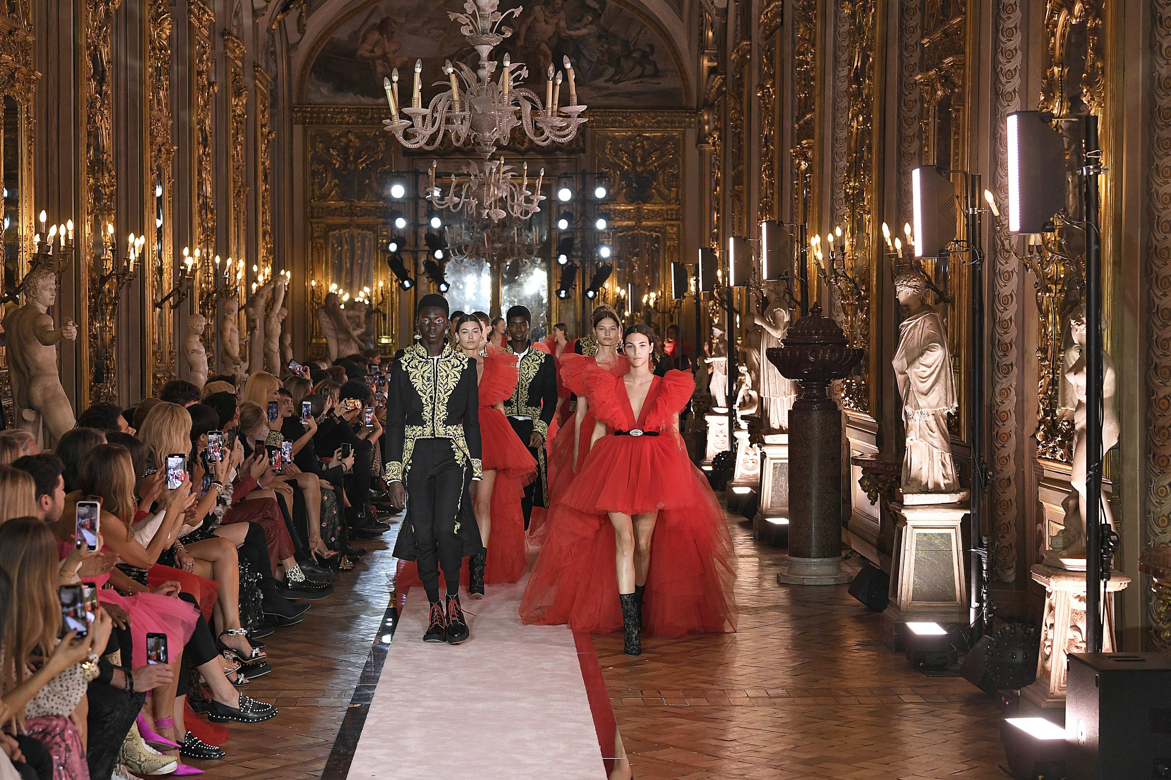 Bộ sưu tập Giambattista Valli x H&M ra mắt tại Rome, sẽ có tại cửa hàng H&M Việt Nam