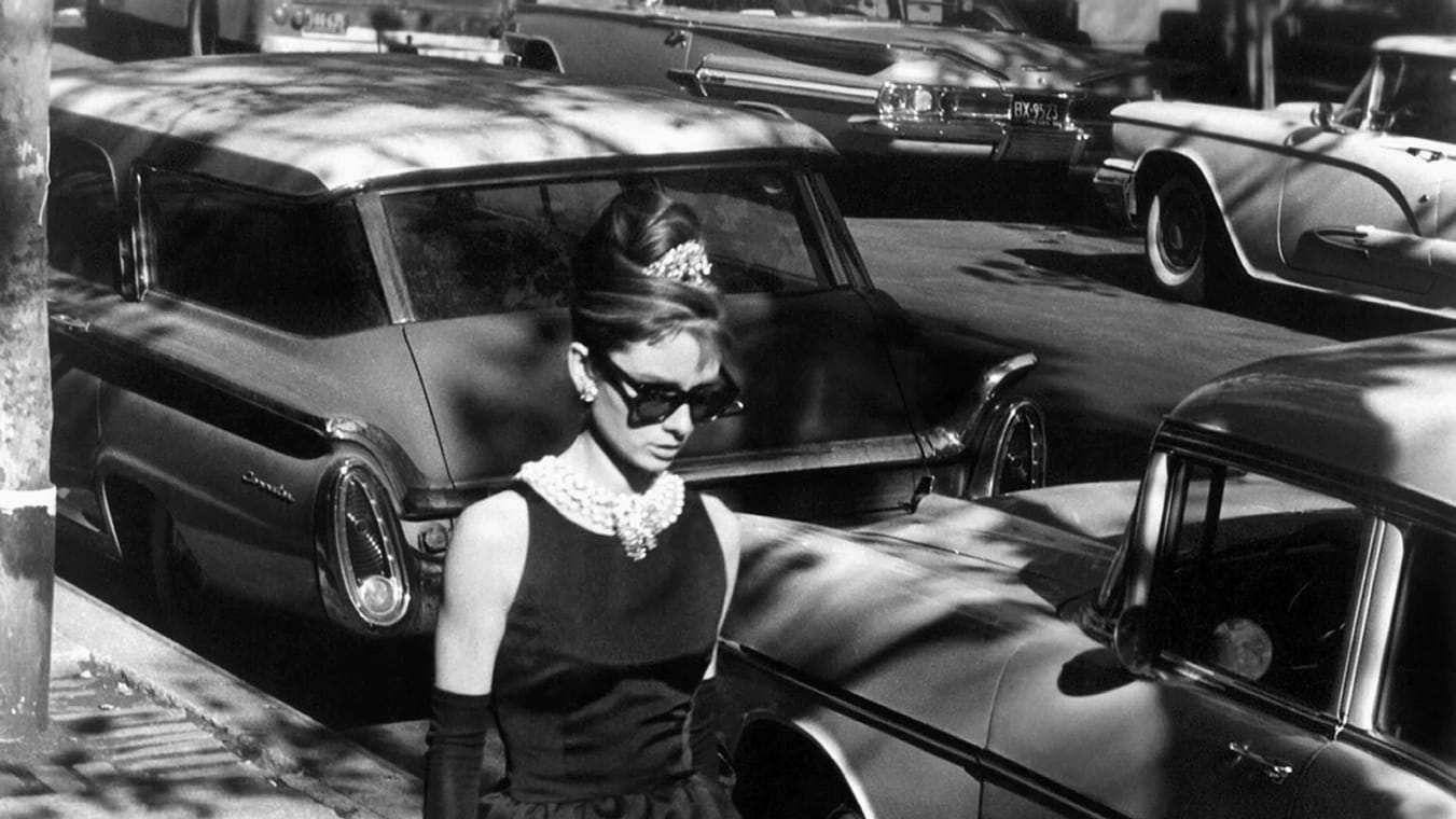 Điều gì đã khiến chiếc váy đen của Audrey Hepburn trong bộ phim Breakfast at Tiffany’s trở nên bất hữu?