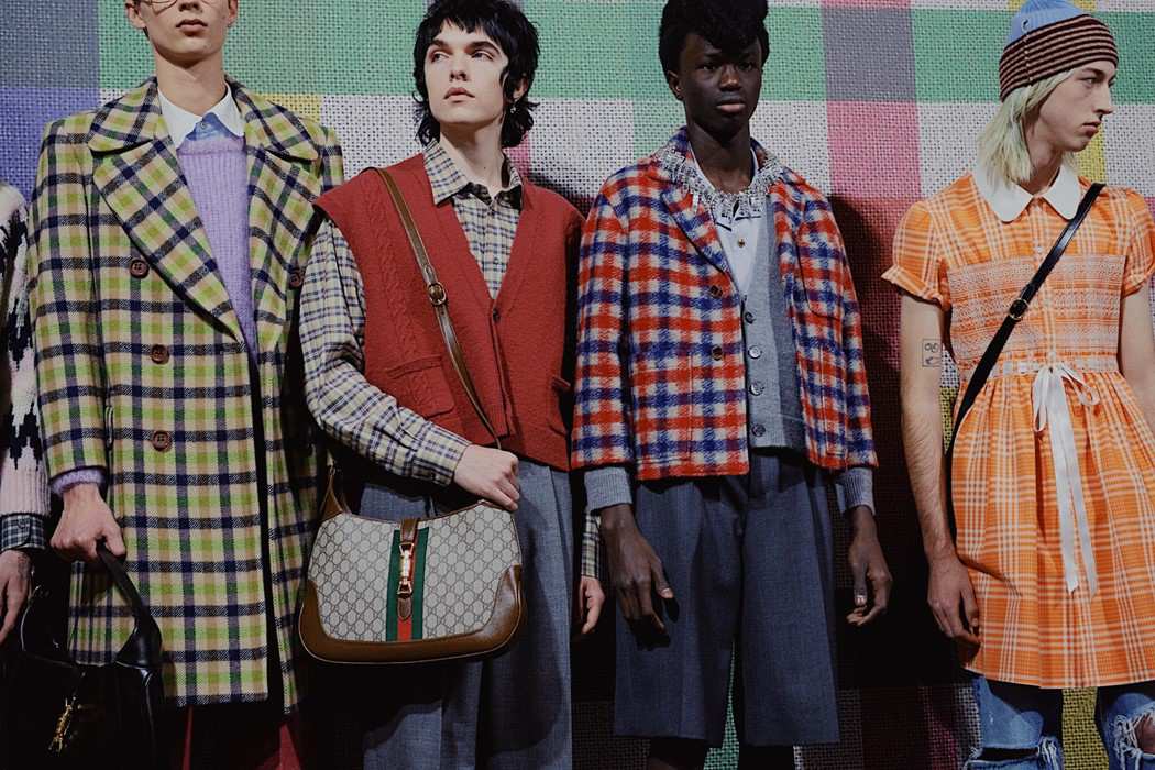 Gucci khước từ thứ nam tính độc hại với váy búp bê và áo kiểu điệu đà trong BST Thu-Đông 2020