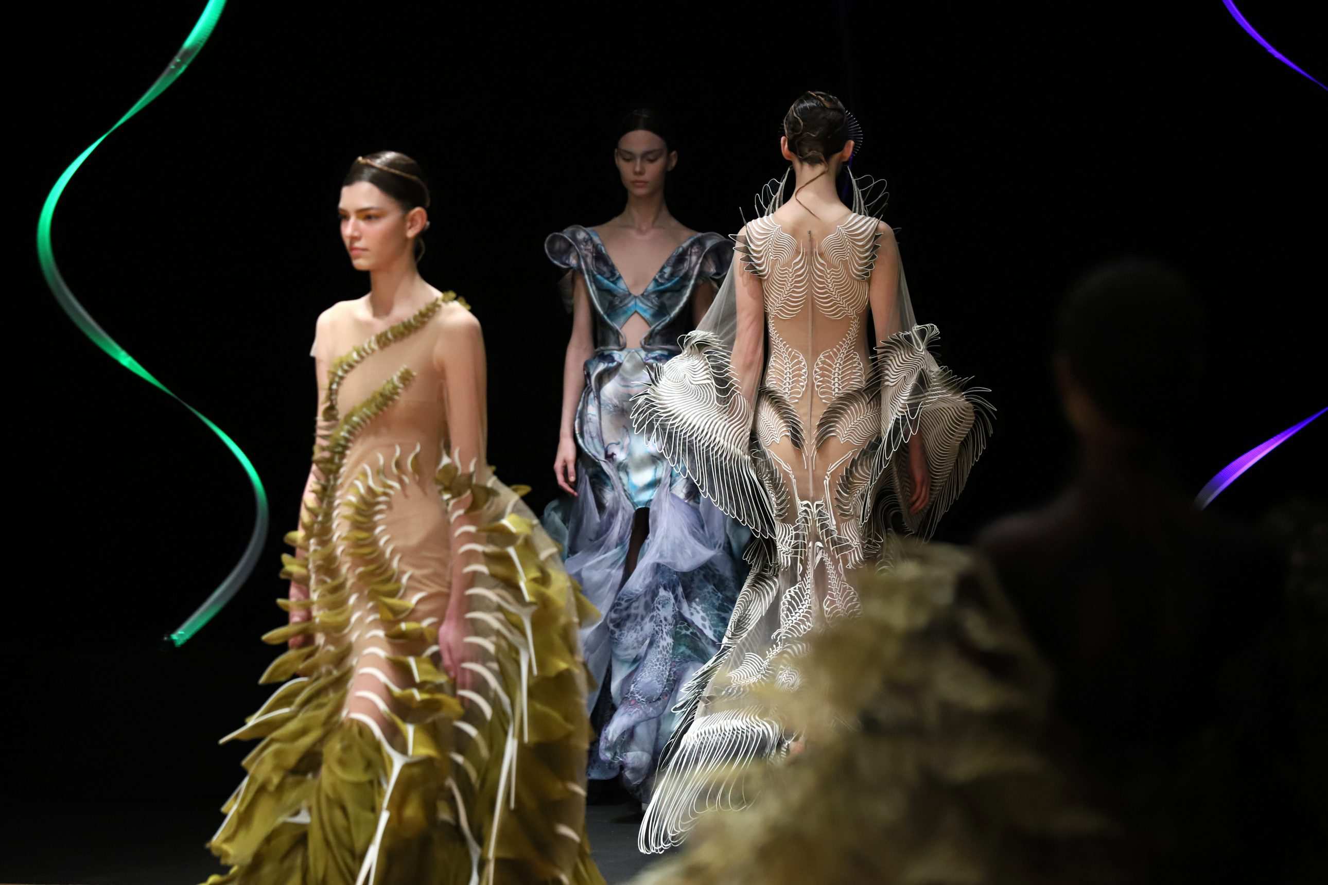 Iris Van Herpen Xuân-Hè 2020: Vẻ đẹp nơi đại dương sâu thẳm