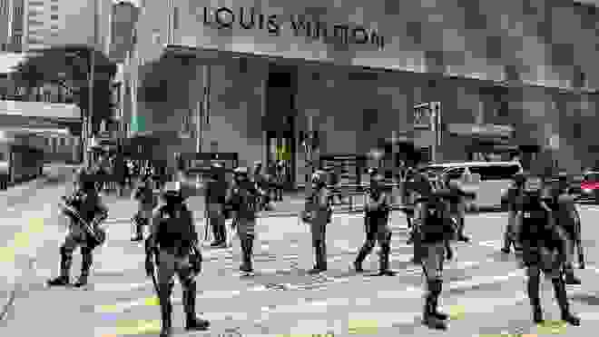 Louis Vuitton đóng một cửa hàng sau biểu tình kéo dài ở Hồng Kông