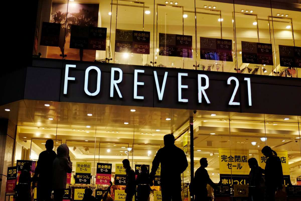 Cặp vợ chồng tỷ phú sở hữu Forever 21 dự kiến sẽ bán thương hiệu chỉ với 81 triệu đô la