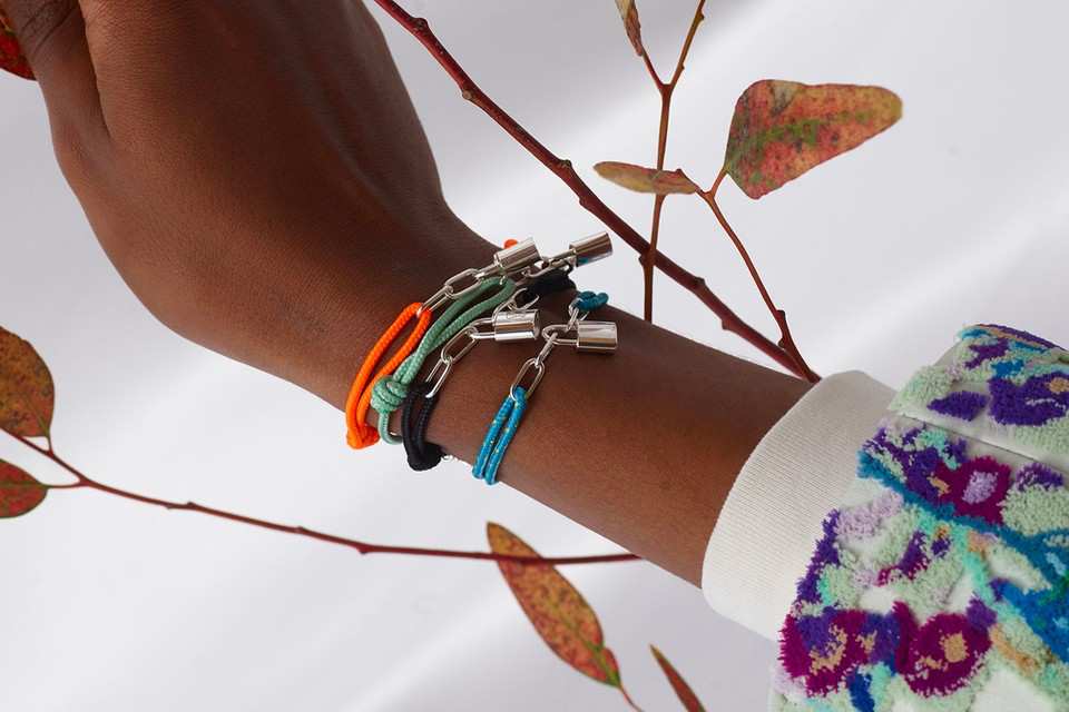 Virgil Abloh ghi dấu ấn mới với vòng tay Ổ khóa bạc UNICEF X Louis Vuitton