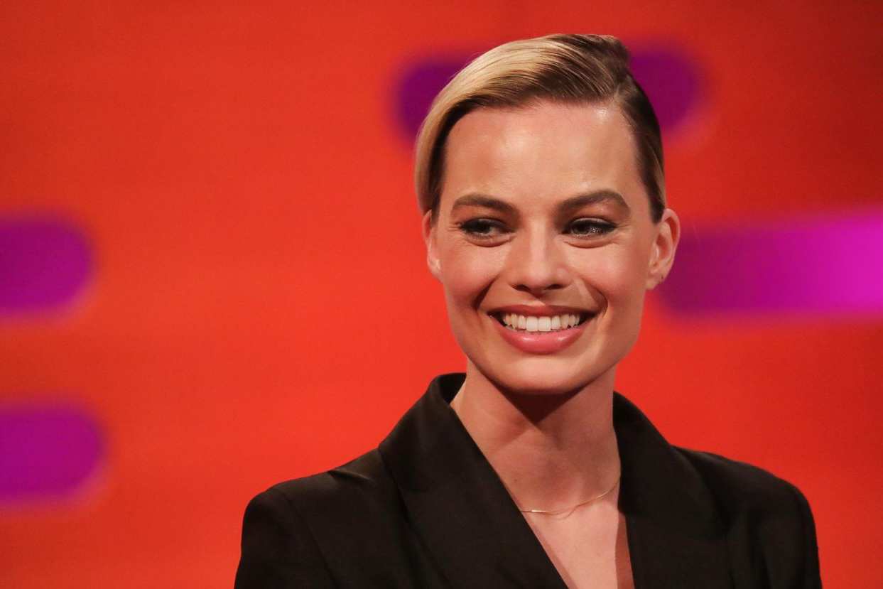 Margot Robbie xuất hiện thanh lịch trong thiết kế "Đi nhặt Hạt Sương Nghiêng" của Công Trí
