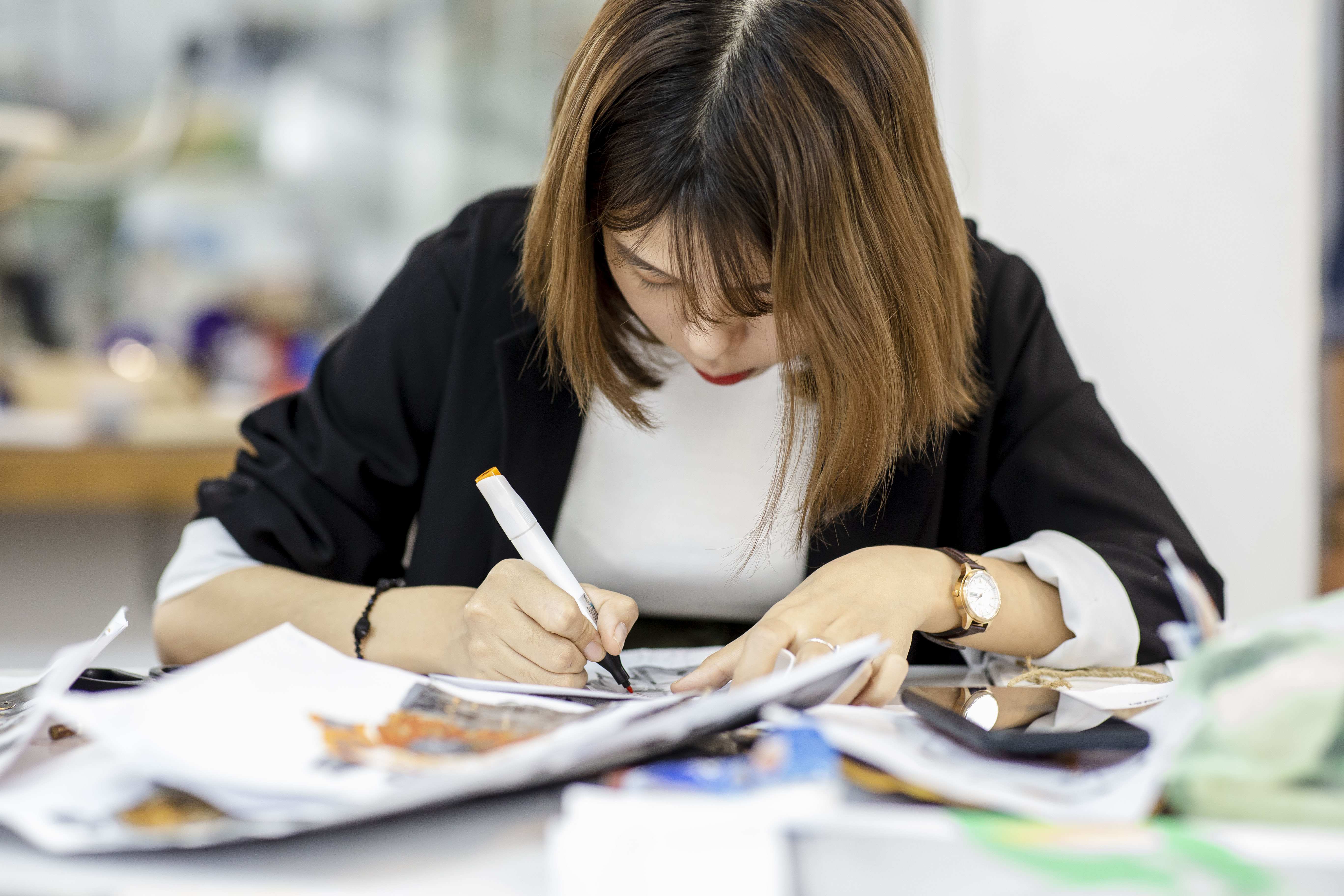 Sinh viên thời trang nên làm gì khi không thể đến trường học?