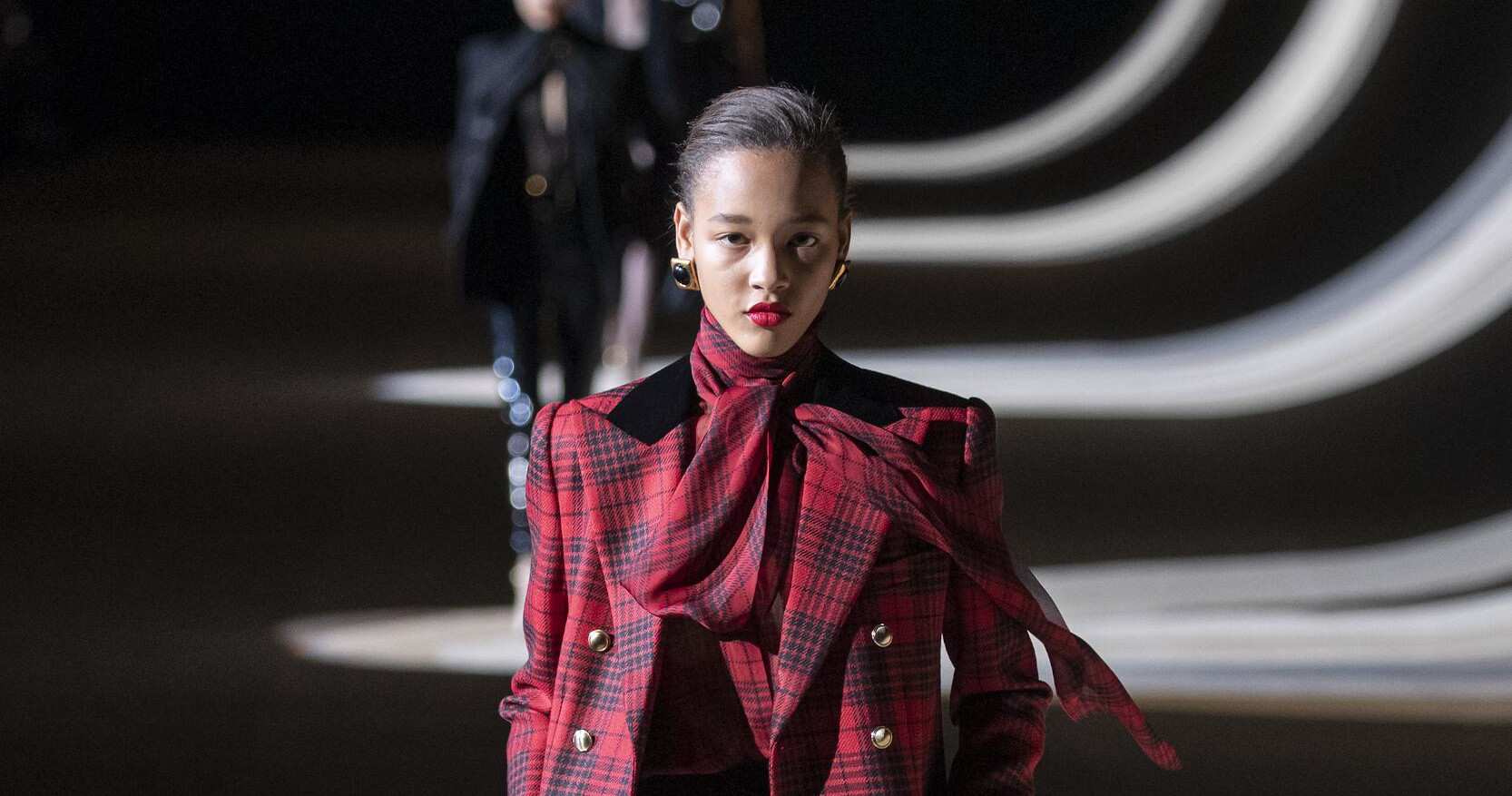 Những bộ cánh Blazer đáng mơ ước bước ra từ sàn diễn PFW Thu-Đông 2020
