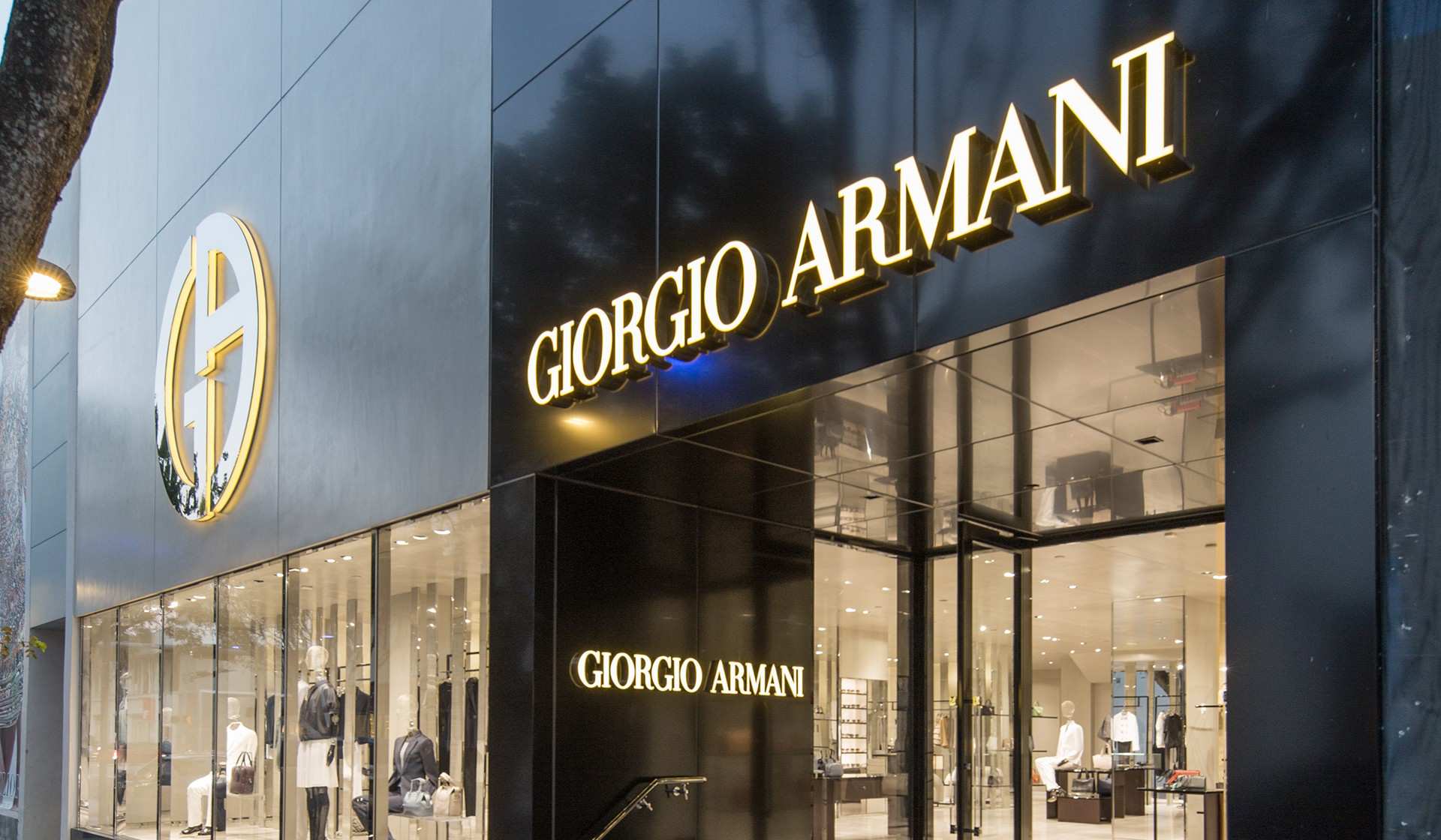 Armani quyên góp 1,25 triệu euro cho cuộc chiến đẩy lùi dịch virus Corona