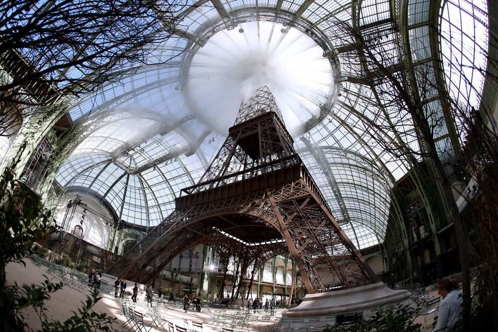 Tháp Eiffel và những cuộc gặp gỡ hoàn hảo với thời trang giữa lòng Paris hoa lệ