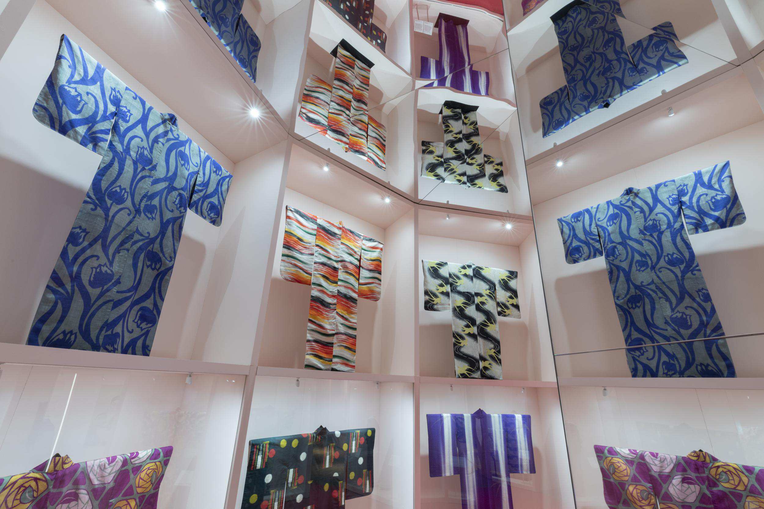 Bảo tàng V&A giới thiệu quá trình chuẩn bị cho triển lãm Kimono: Kyoto to Catwalk