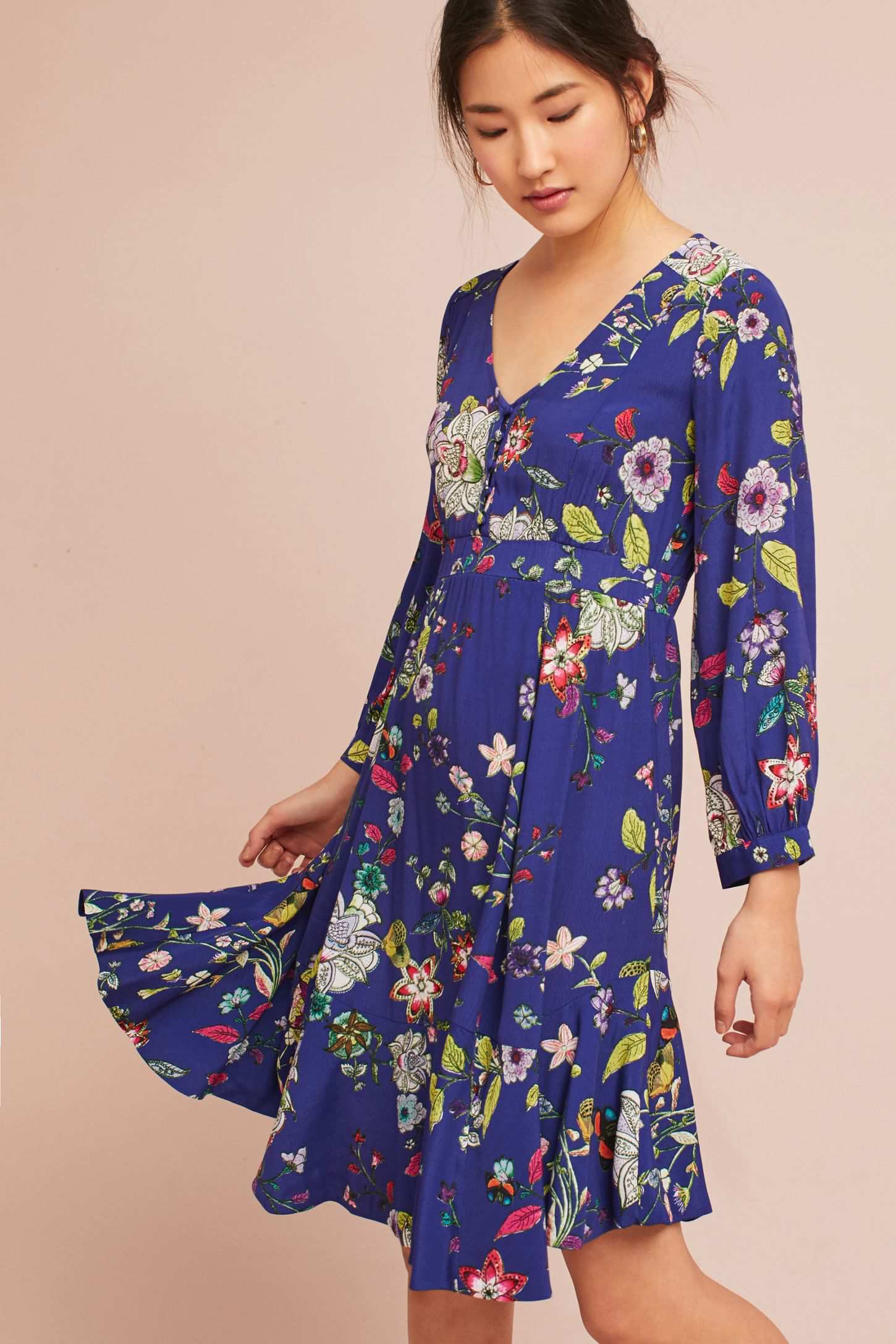 [How to dress like] Diện váy hoa duyên dáng như nàng thơ Guinervere Beck trong series Netflix You
