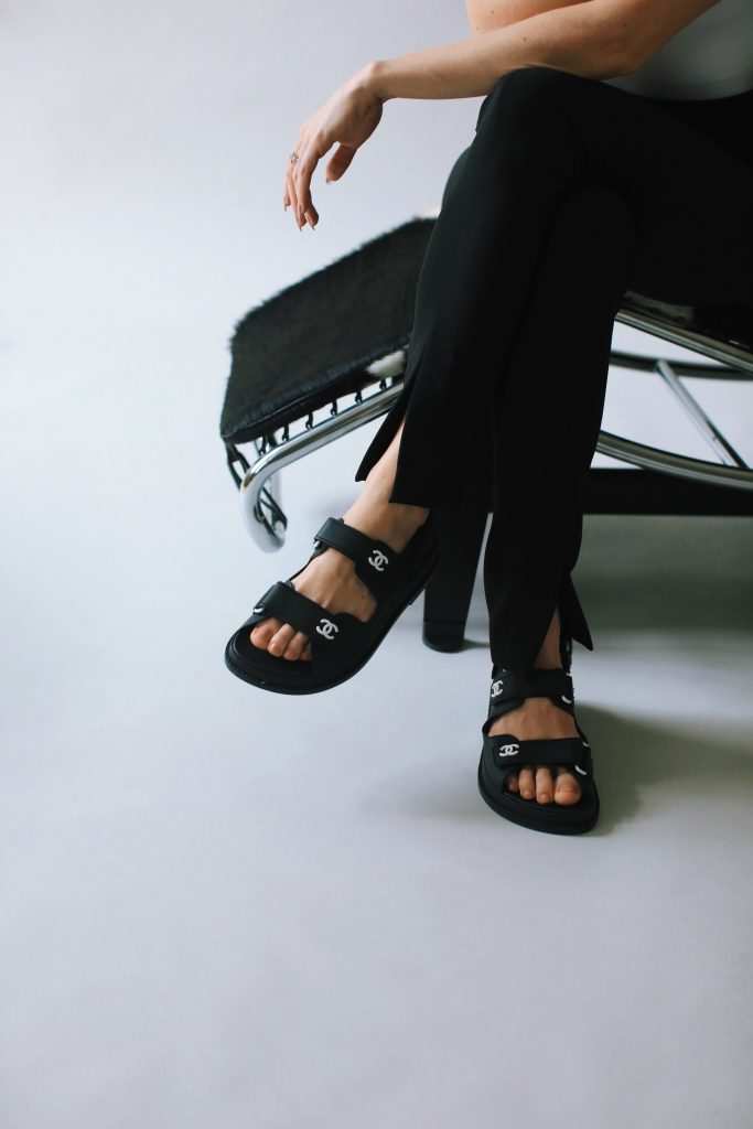 Đôi sandal hầm hố của Chanel tạo nên cơn sốt trên Instagram