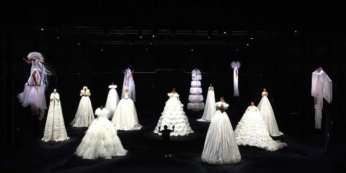 Nhìn lại những bộ sưu tập đỉnh cao của Paris Couture Week mùa Thu 2020