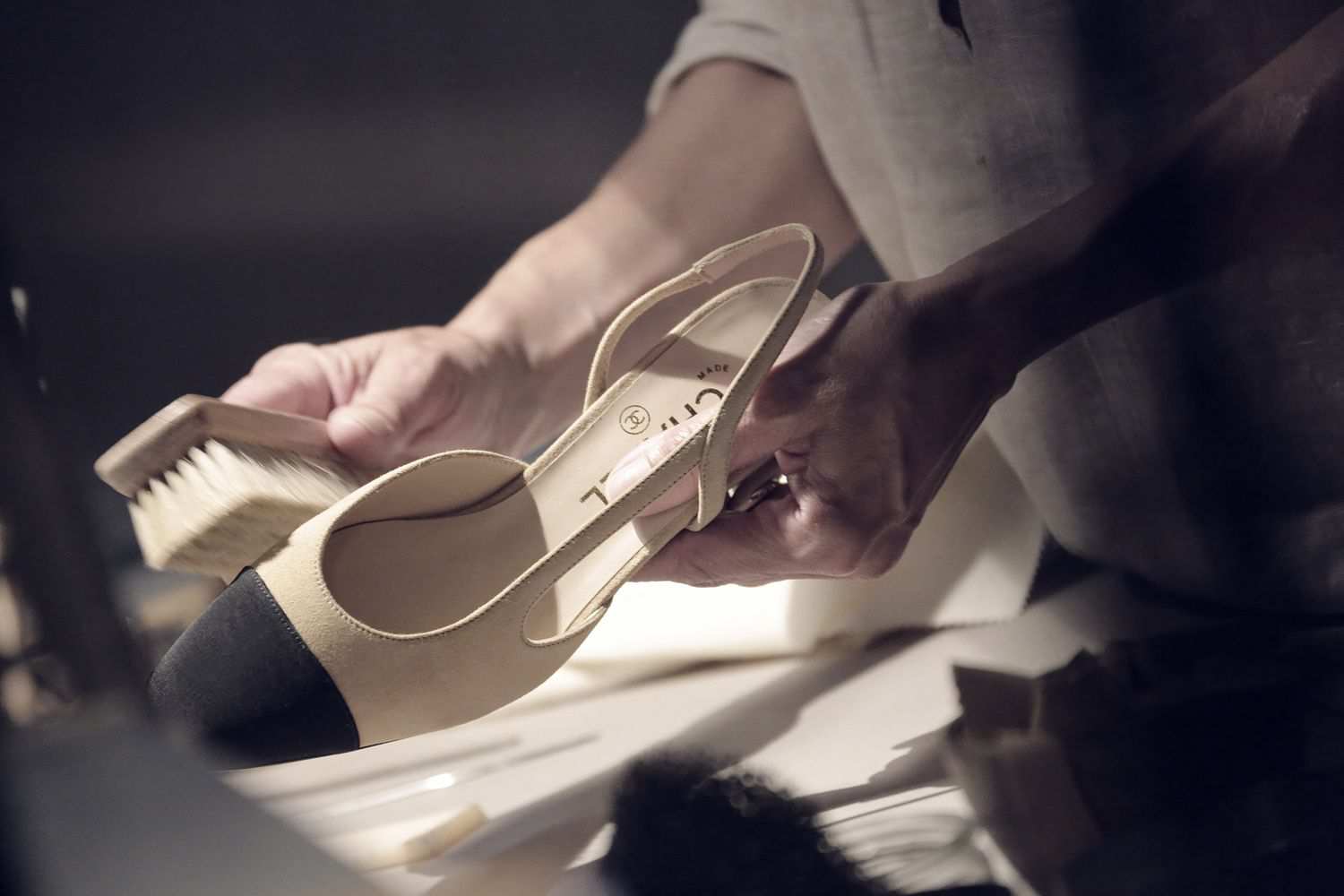 Câu chuyện đằng sau đôi giày hai tông màu huyền thoại của Chanel