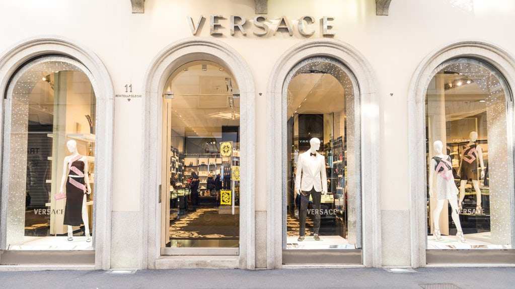Nhờ thị trường châu Á, Versace và Micheal Kors lỗ quý I thấp hơn dự kiến