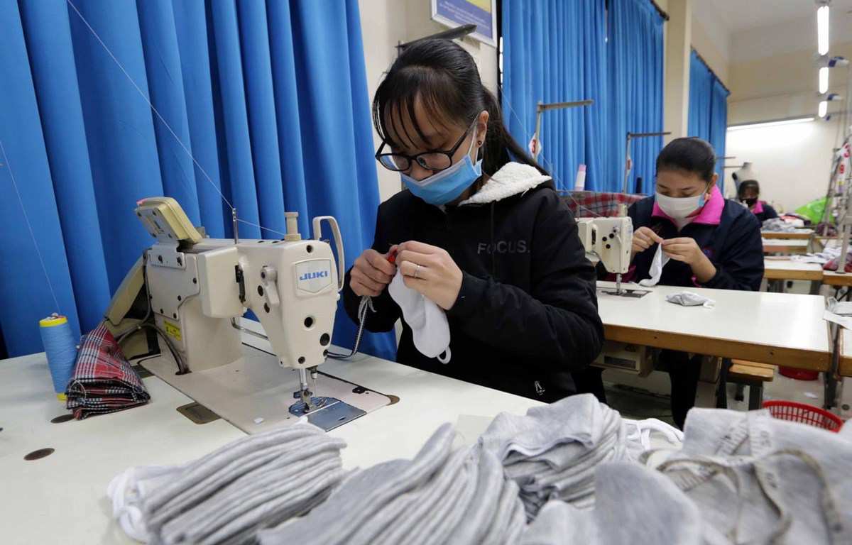 Standard Chartered cung cấp tín dụng hỗ trợ Tổng công ty May 10-CTCP sản xuất thiết bị bảo hộ cá nhân