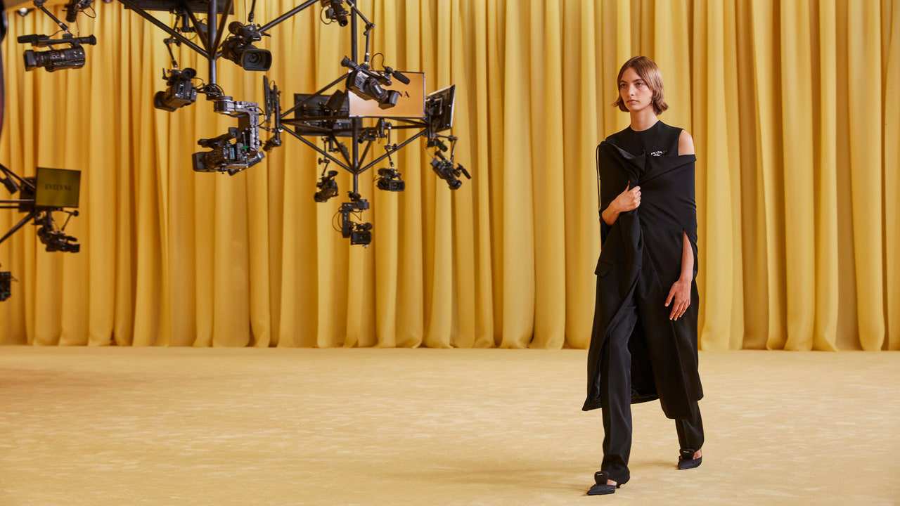 Raf Simons ra mắt tại Prada với bộ sưu tập Xuân 2021: Thời đại cân bằng giữa sáng tạo và ứng dụng