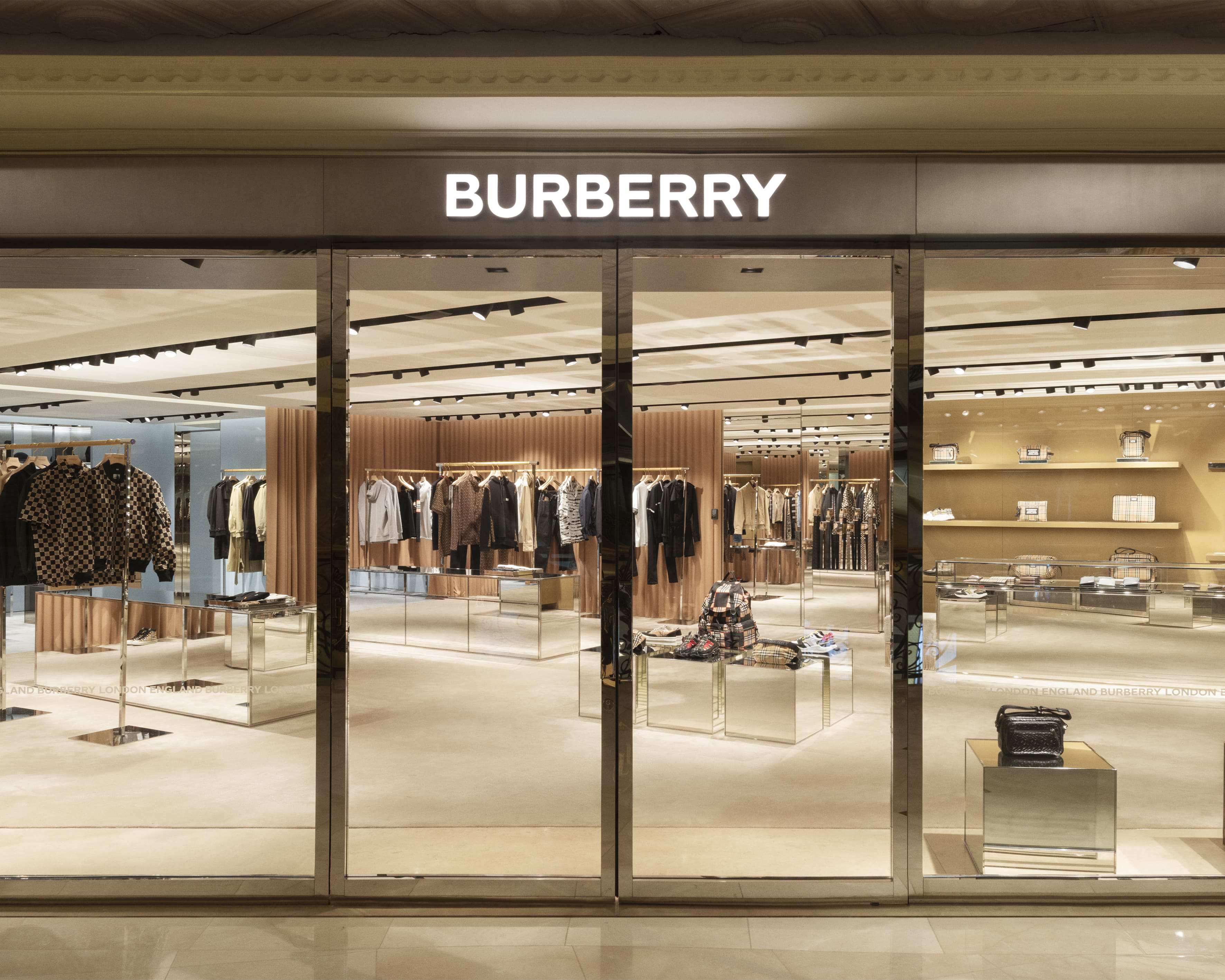 Khám phá lối bày trí độc đáo trong cửa hàng mới của Burberry tại Hà Nội