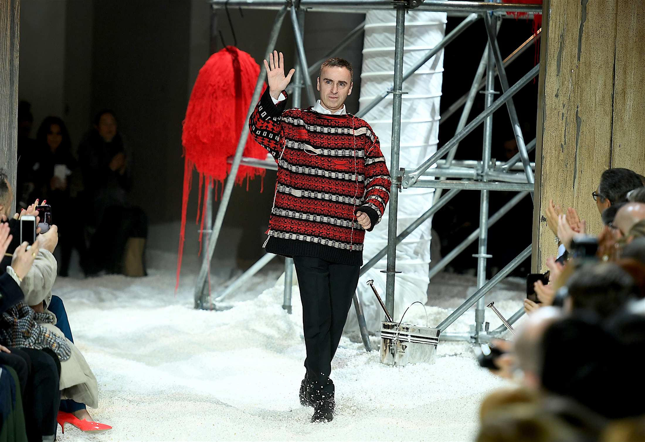 Raf Simons ra mắt thời trang nữ vào tháng Mười tới đây