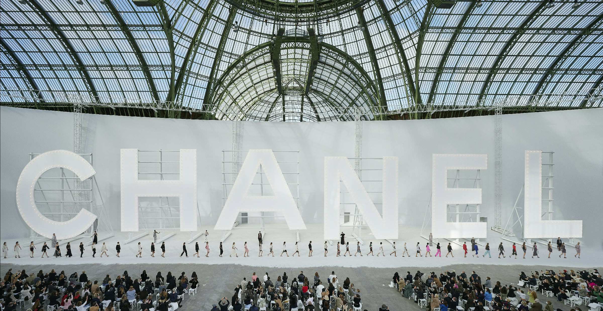 Virginie Viard và vẻ đẹp hiện đại của những minh tinh trong Chanel Xuân-Hè 2021