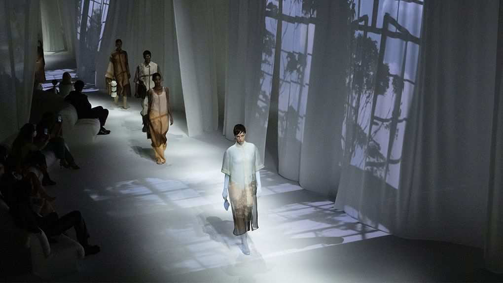 Fendi Xuân-Hè 2021: Khi nắng Hè đổ bóng vạn vật giữa trời đông