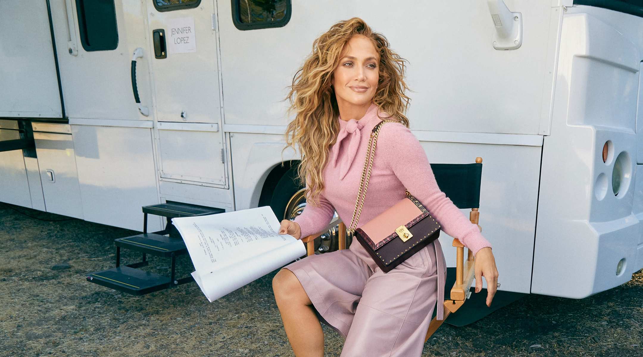 Coach hợp tác cùng Jennifer Lopez ra mắt phiên bản giới hạn của mẫu túi Hutton