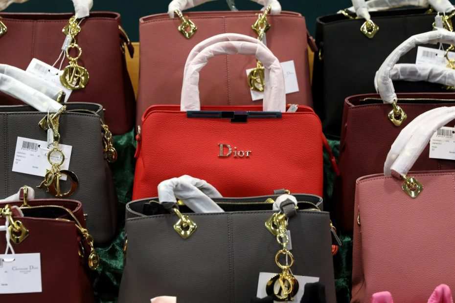 Hàng giả đang hủy hoại danh tiếng thương hiệu xa xỉ trong thời đại thương mại điện tử thế nào?