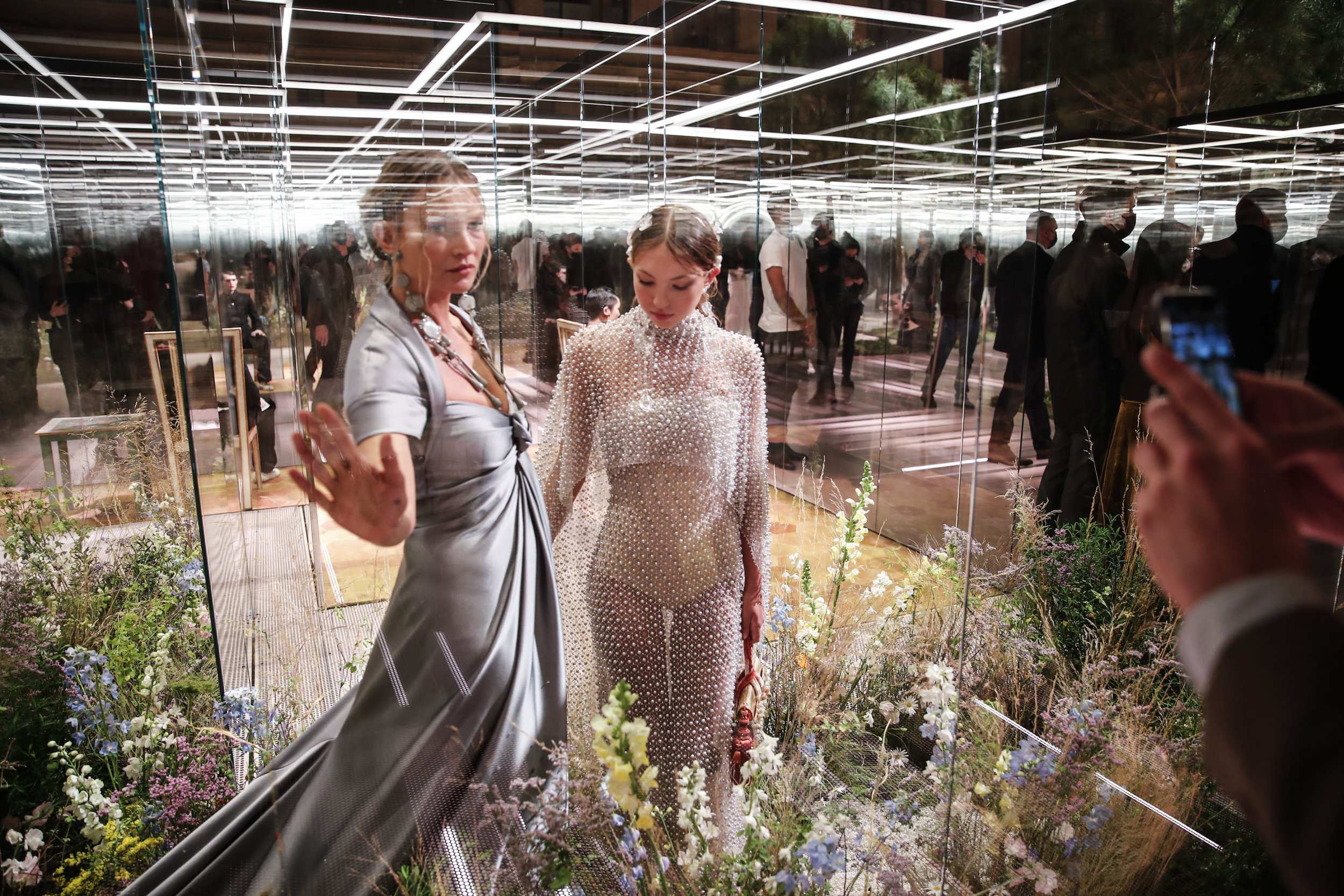 Fendi Couture Xuân-Hè 2021: Lời ca ngợi nữ thần mùa Xuân cất lên từ thành Roma