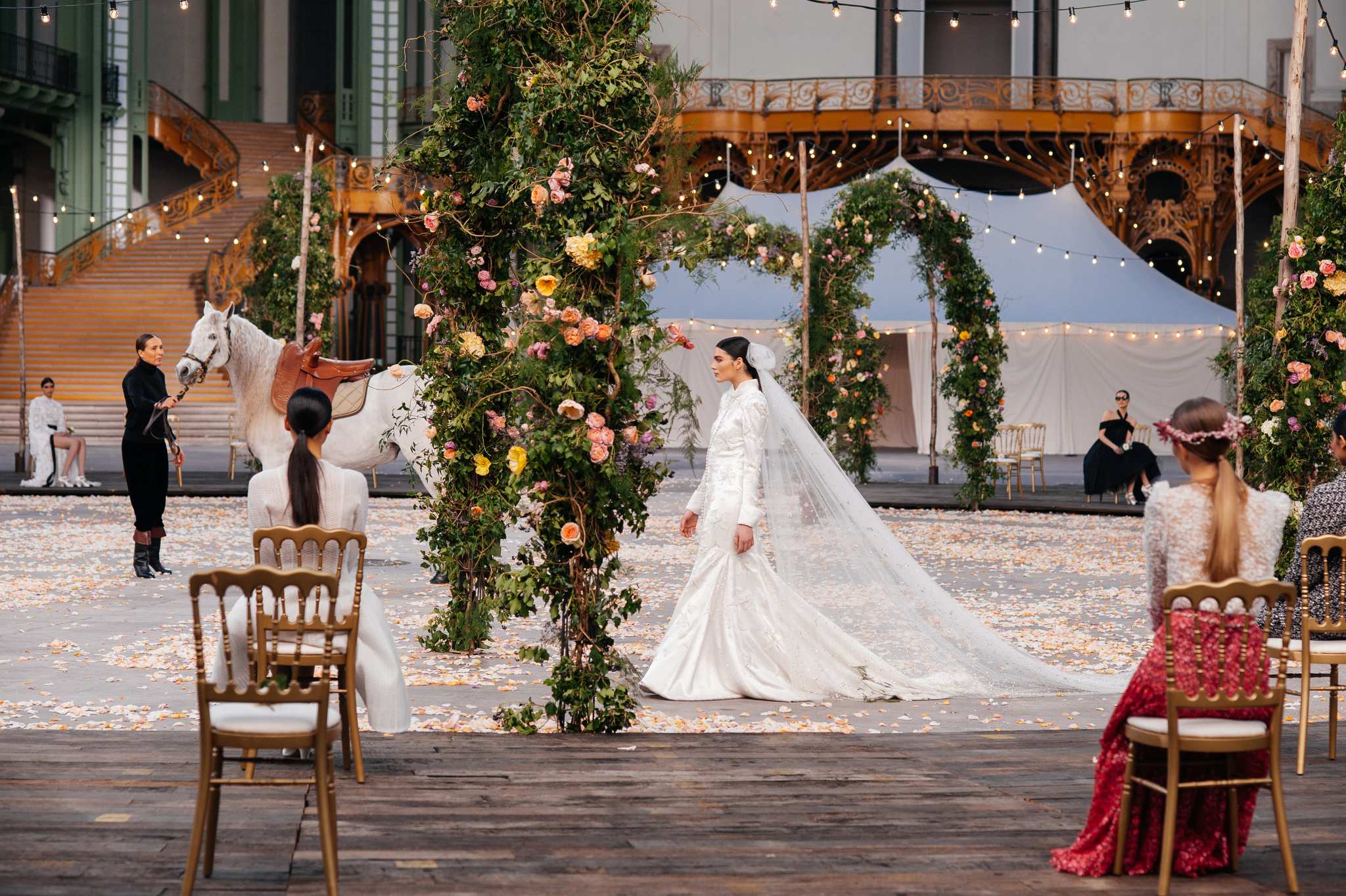 Điểm tên 13 chiếc váy cưới đẹp nhất tại Paris Couture Week Xuân-Hè 2021