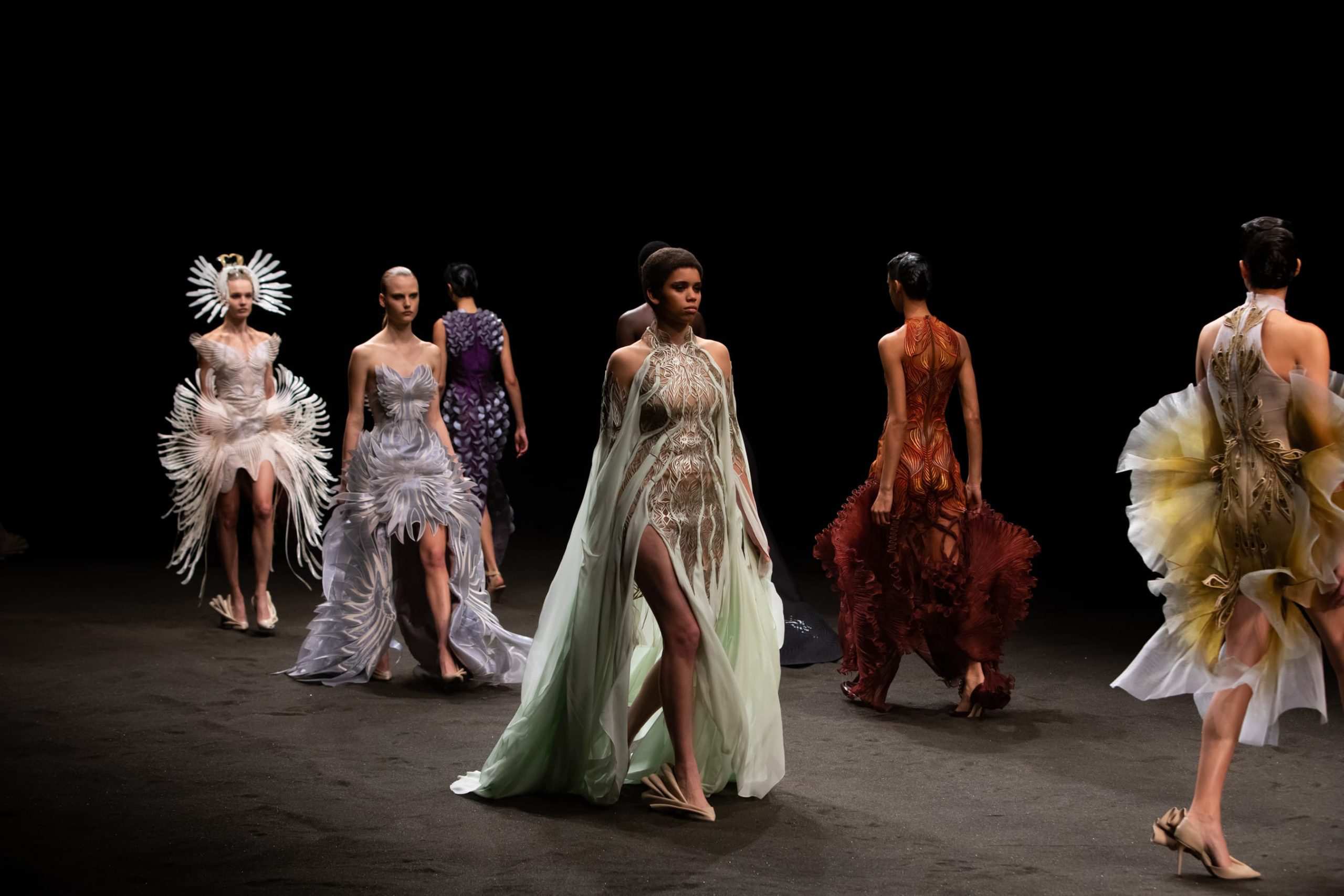 Iris Van Herpen Haute Couture Xuân-Hè 2021: Vẻ đẹp của sự tái sinh