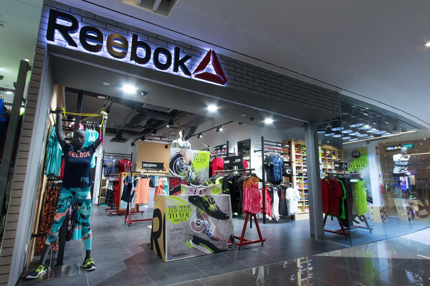 Adidas hiện đang rao bán Reebok?