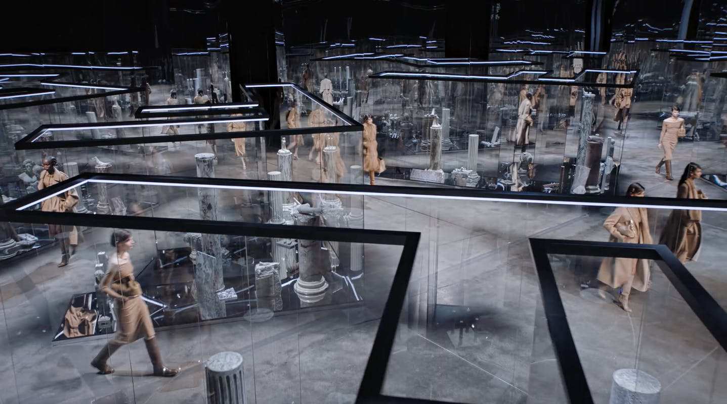 Fendi Thu-Đông 2021: Di sản La Mã qua con mắt của thiên tài Anh Quốc