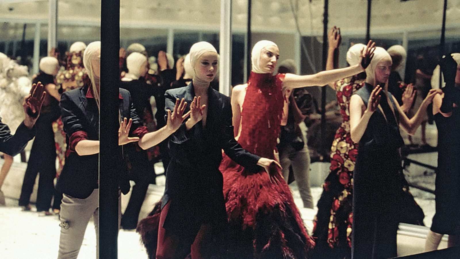 Hinh anh Vestiaire Collective hợp tác cùng Alexander McQueen tìm chủ mới cho đồ cũ 1