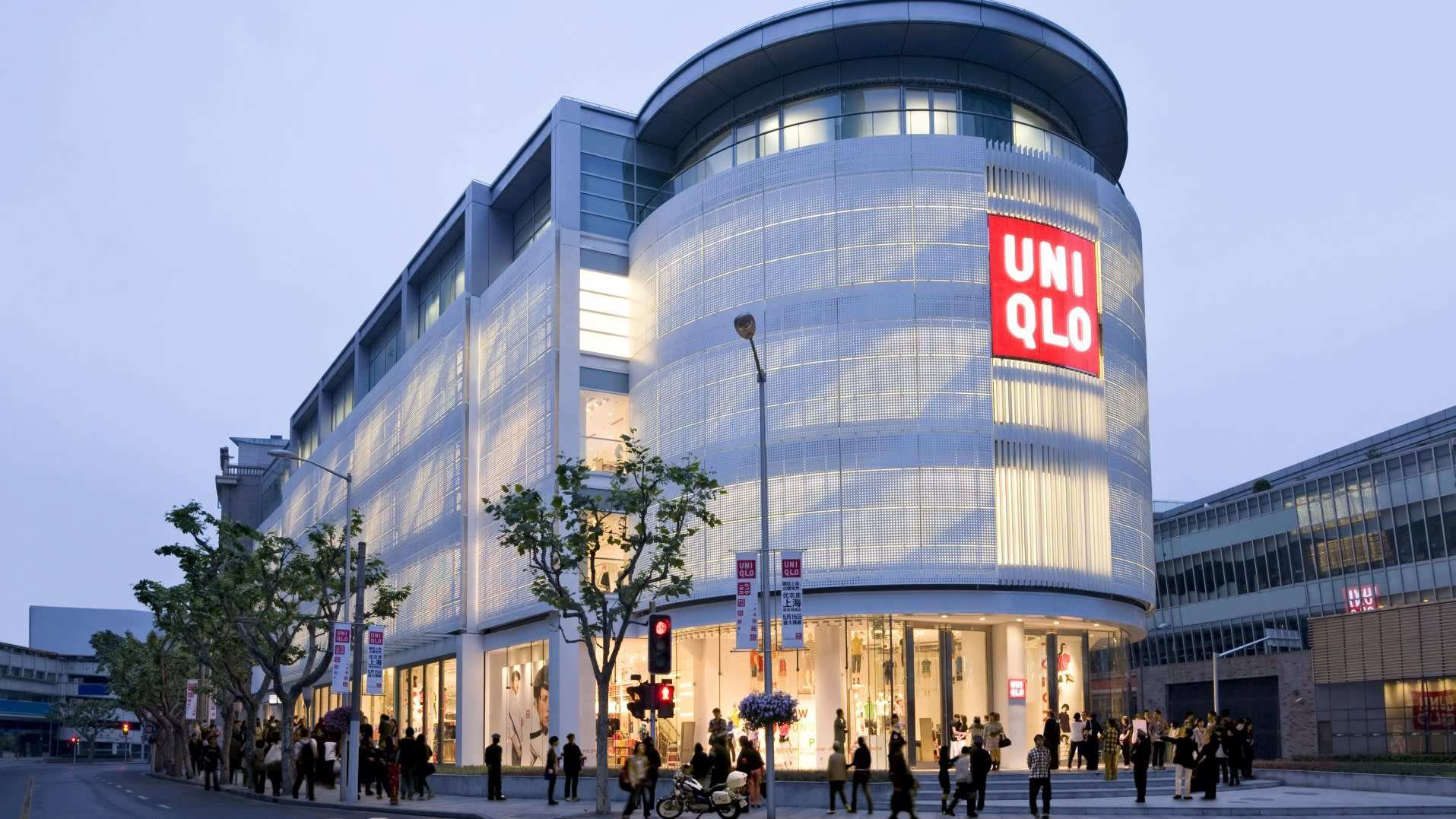 Công ty mẹ của Uniqlo vượt mặt Zara trở thành hãng thời trang có giá trị nhất thế giới với 103 tỷ USD