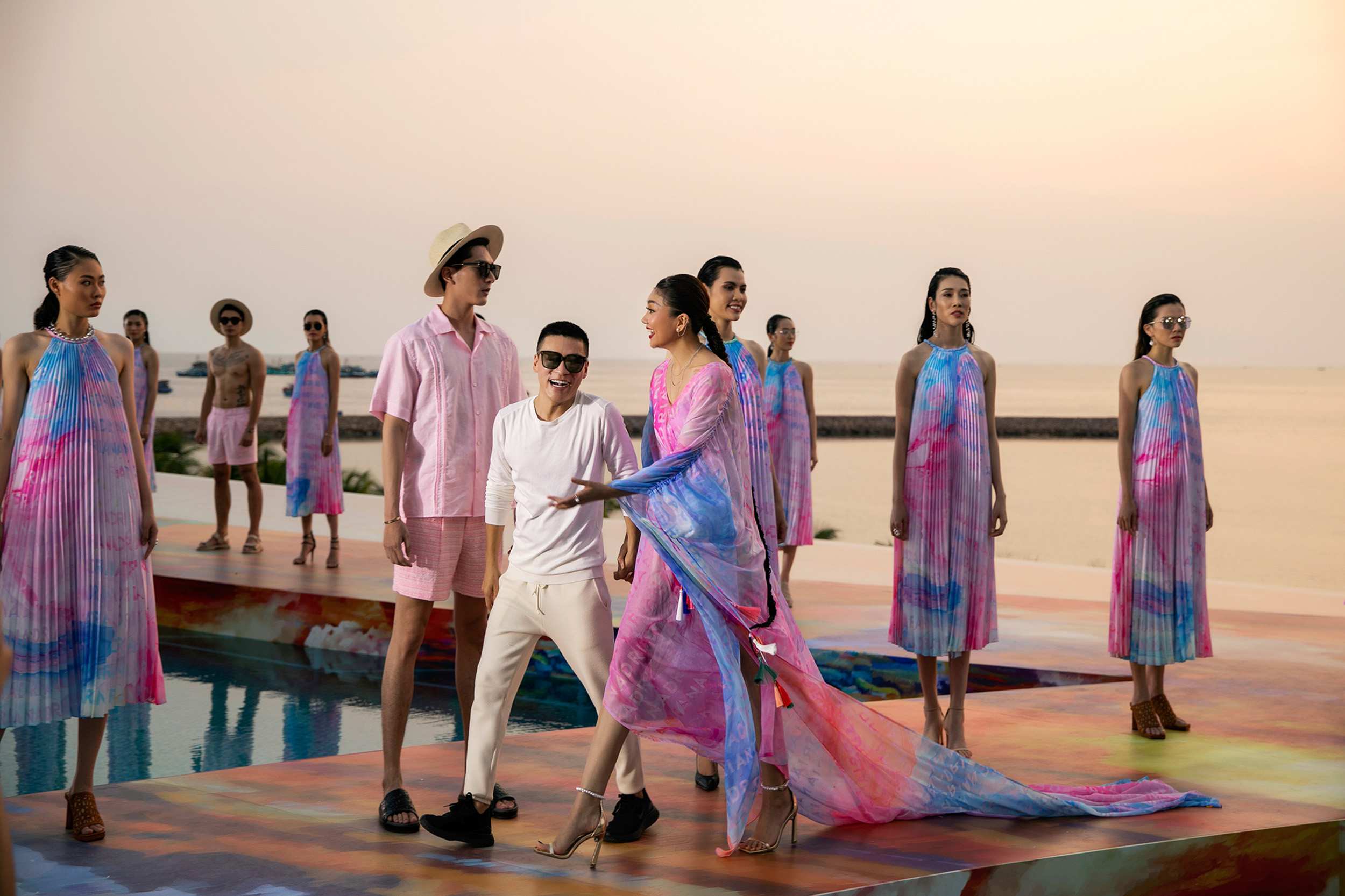 Giấc mơ ngọt ngào trên những tầng mây sóng nước trong “Daydreamer” của NTK Adrian Anh Tuấn tại Fashion Voyage 3