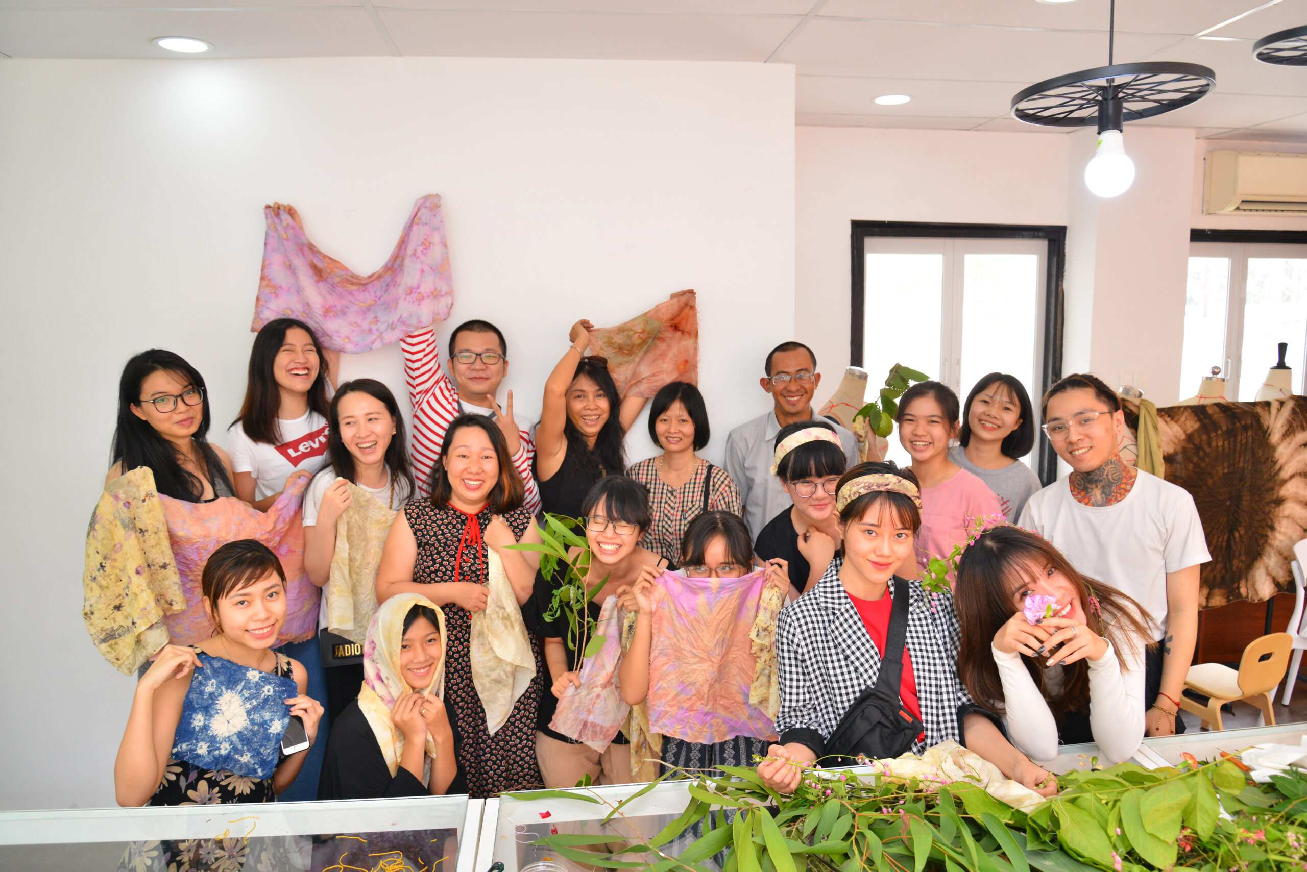 Hinh anh Anh có thể chia sẻ vài điều thú vị về quá trình nghiên cứu kỹ thuật nhuộm Eco-dyeing không? Hầu như ở Việt Nam không có trường lớp dạy về kỹ thuật này nên quá trình thực hành hầu như bản thân mỗi người quan tâm đến kỹ thuật này đều phải tự mình mày mò? 1