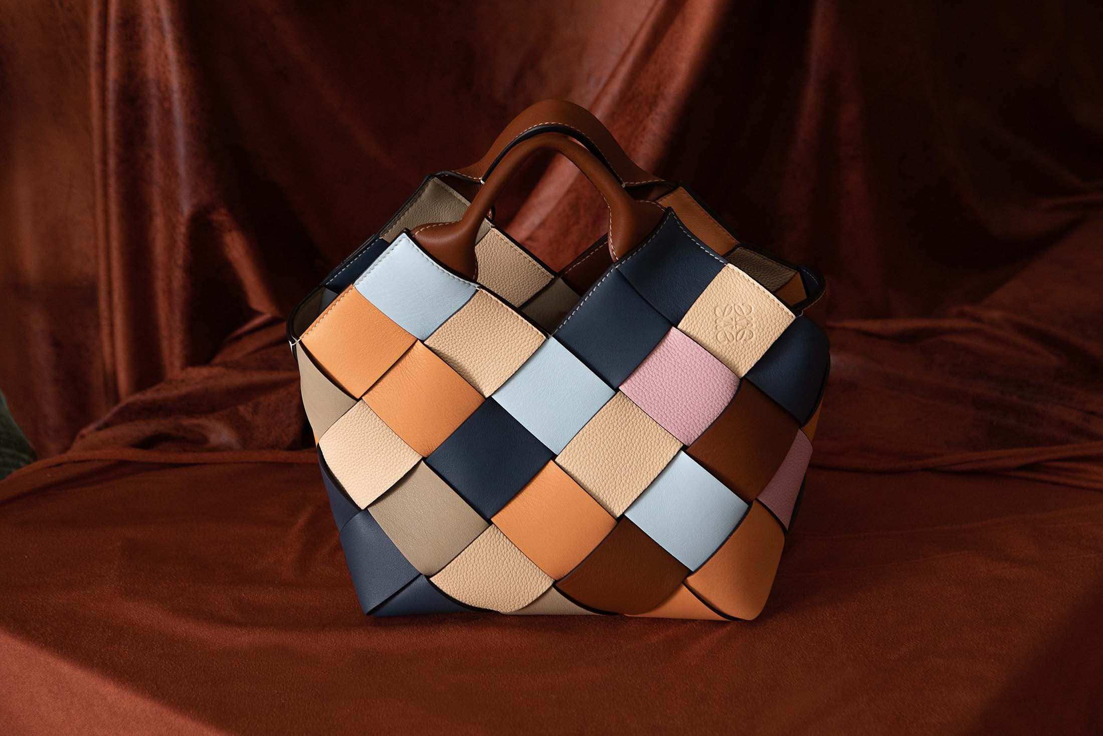 Loewe ra mắt túi làm từ da thừa