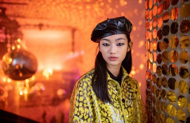 Dior Chớm Thu 2021 trên sàn disco Thượng Hải: 5 xu hướng đến từ nhà mốt Dior
