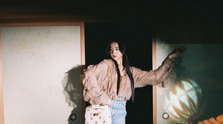 Cho người mẫu ngồi lên Obi, Valentino công khai xin lỗi sau khi bị cư dân mạng Nhật Bản phản đối