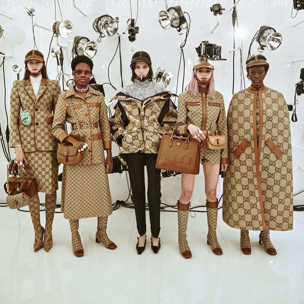 Ý nghĩa nào từ màn "vay mượn" Balenciaga của Gucci cho ngành thời trang?