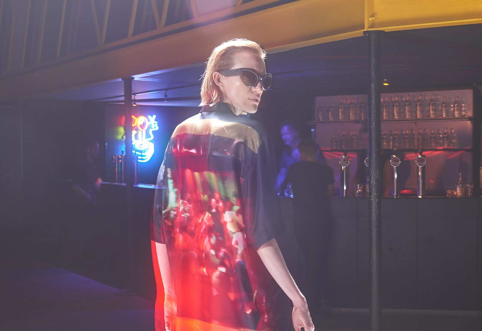 Dries Van Noten Xuân Hè 2022: Hành trình tự do từ những vị khách du lịch