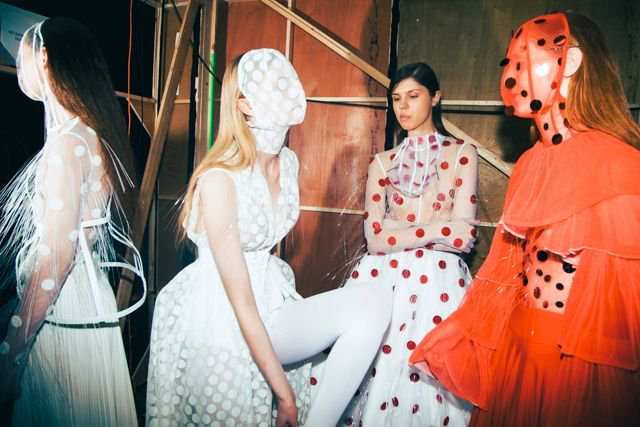 10 năm sau cái chết của Alexander McQueen, ngành thời trang học được gì?