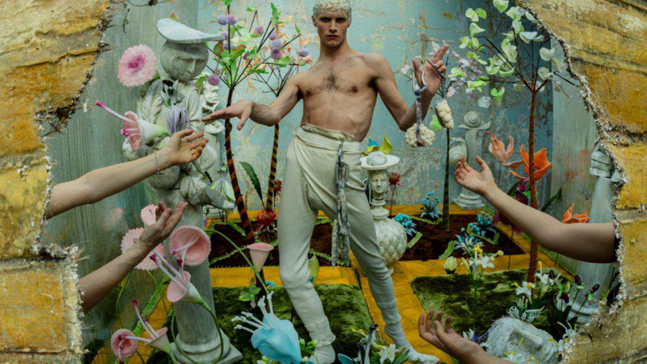 Nhiếp ảnh gia Tim Walker: Từ chuyện bị Richard Avedon sa thải đến bức chân dung cuối cùng của Alexander McQueen