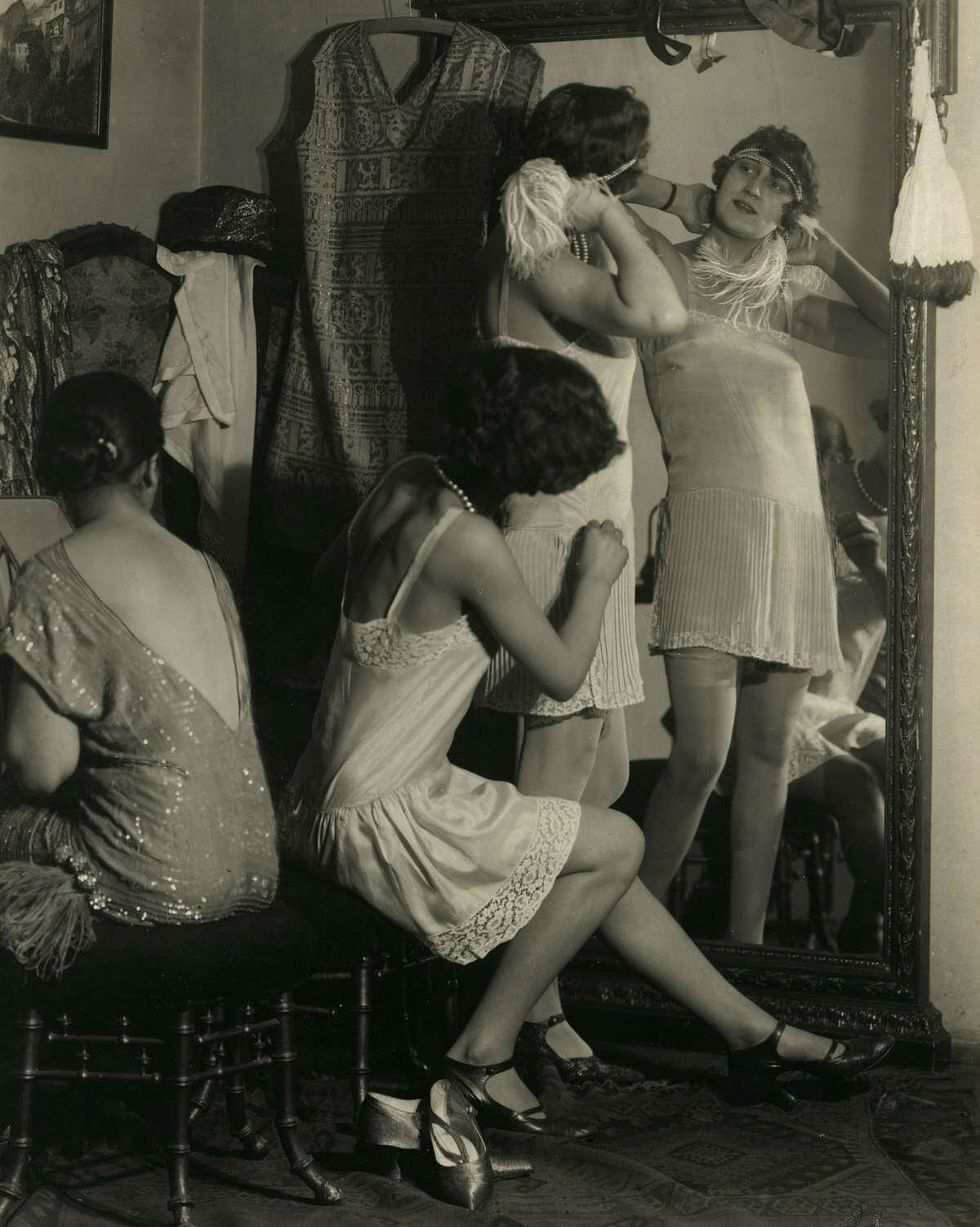 Khung cảnh trong một phòng thử đồ năm 1925