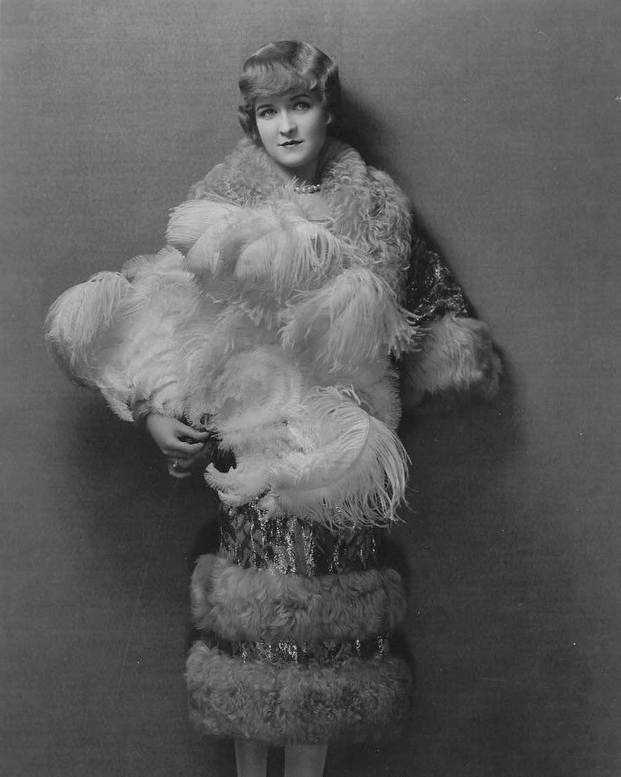 Laura La Plante diện trang phục gồm quần dài và áo khoác của Jack Freulich năm 1927