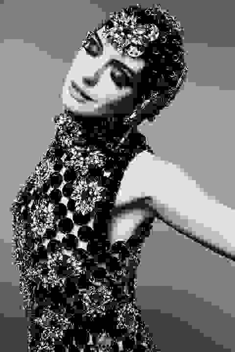 Anne Hathaway lên bìa CR Fashion Book China