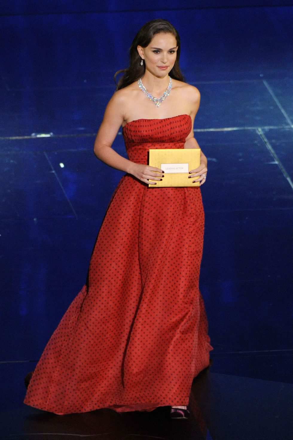 NATALIE PORTMAN DIỆN THIẾT KẾ CỦA DIOR TỪ NĂM 1954