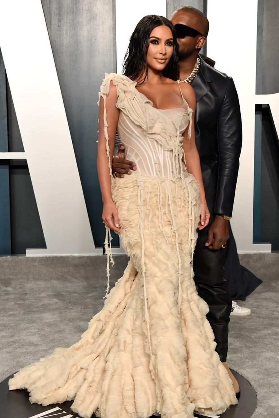 KIM KARDASHIAN TRONG TRANG PHỤC ALEXANDER MCQUEEN 2003 TẠI OSCARS 2020